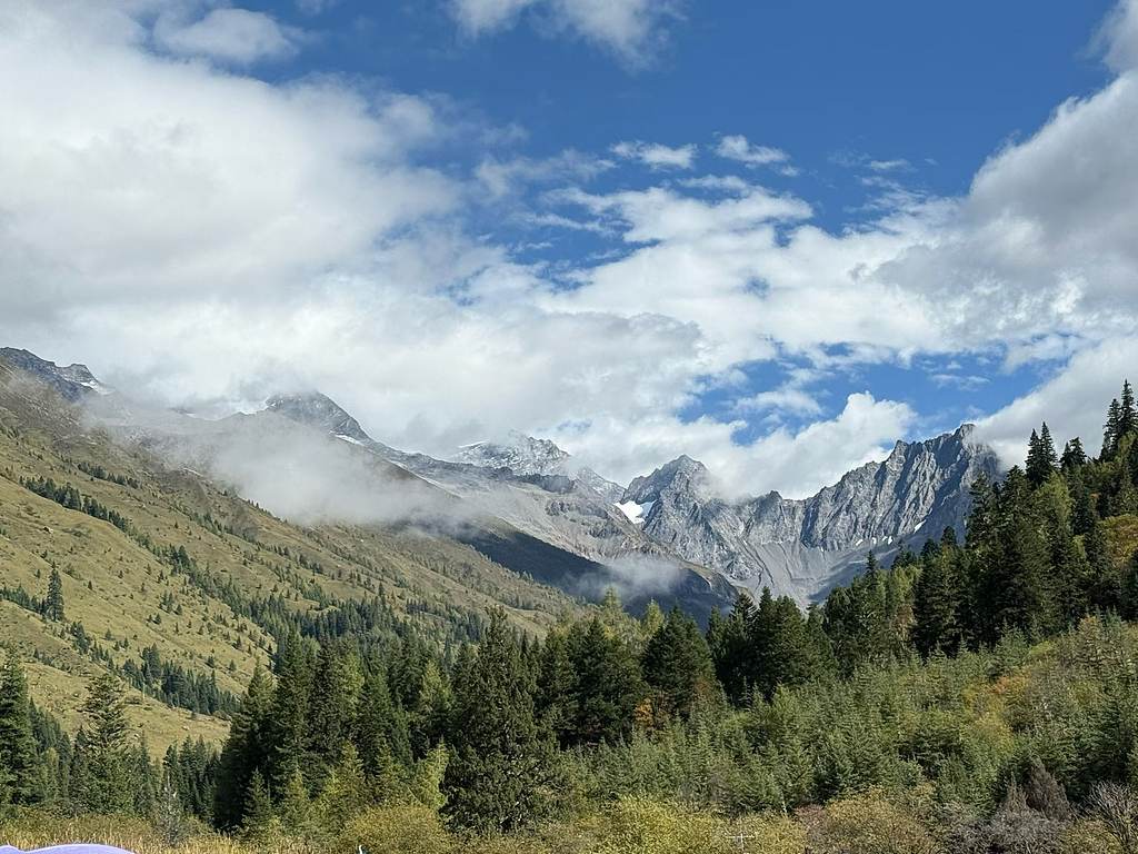 Une vue du mont Siguniang dans la préfecture autonome d'Aba Zang et Qiang, dans la province chinoise du Sichuan (sud-ouest). /VCG.
