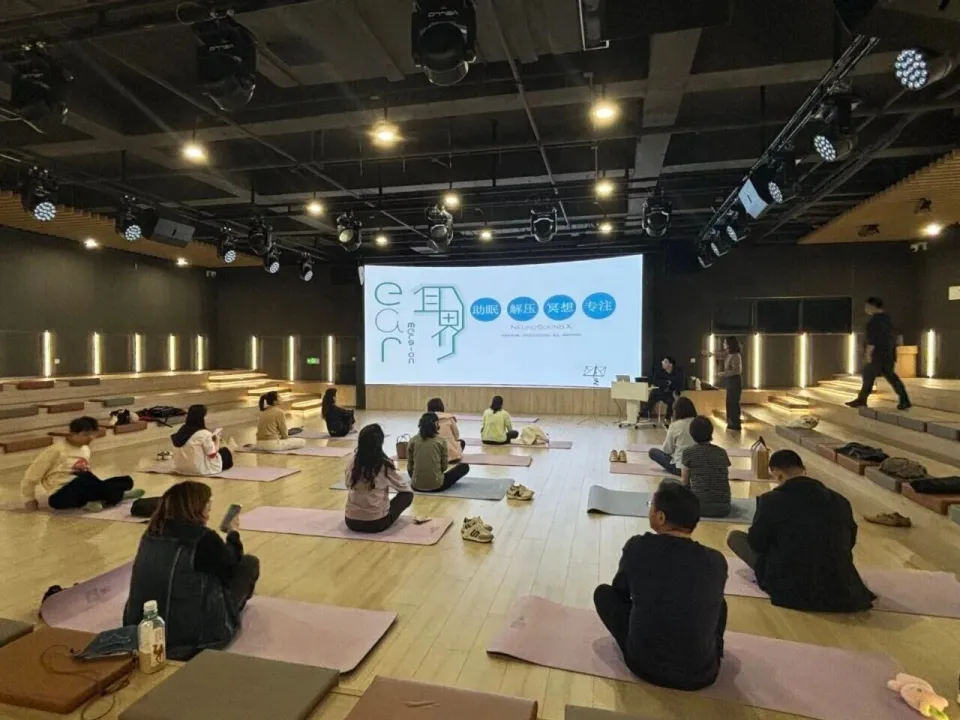 Les résidents font du yoga au Dapuqiao Party-mass Service Center, à Shanghai. /Gouvernement Huangpu