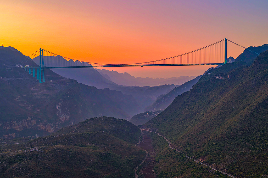 Une vue aérienne du pont du Grand Canyon de Huajiang, dans la province du Guizhou (sud-ouest de la Chine), le 4 mai 2026. /VCG
