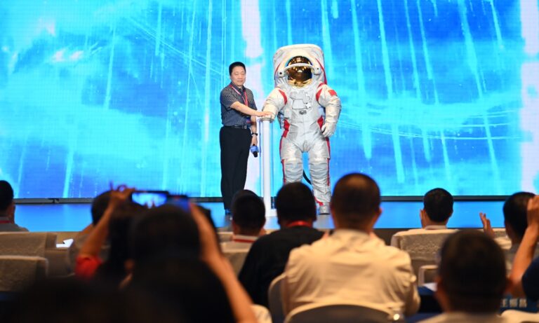 La Chine forme des astronautes étrangers et prévoit une station de recherche lunaire, déclare Yang Liwei, concepteur en chef adjoint du programme spatial habité chinois.
