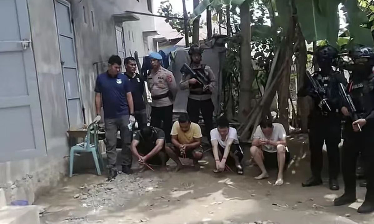 Indonesian law enforcement authorities arrest suspects during the operation. Photo: Courtesy of the Ministry of Public Security

