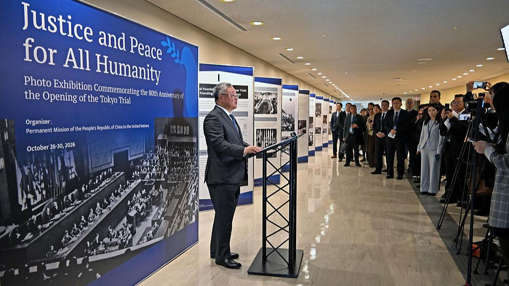 Fu Cong, représentant permanent de la Chine auprès des Nations Unies, s'exprime lors de la cérémonie d'ouverture d'une exposition marquant le 80e anniversaire de l'ouverture du procès de Tokyo, au siège de l'ONU, à New York, aux États-Unis, le 26 octobre 2026. /VCG