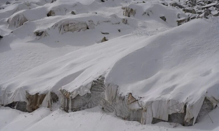 La « couverture » non polluée d'une équipe de recherche chinoise ralentit la fonte du glacier Dagu de plus de 80 % et aide la glace à gagner 10 cm de hauteur