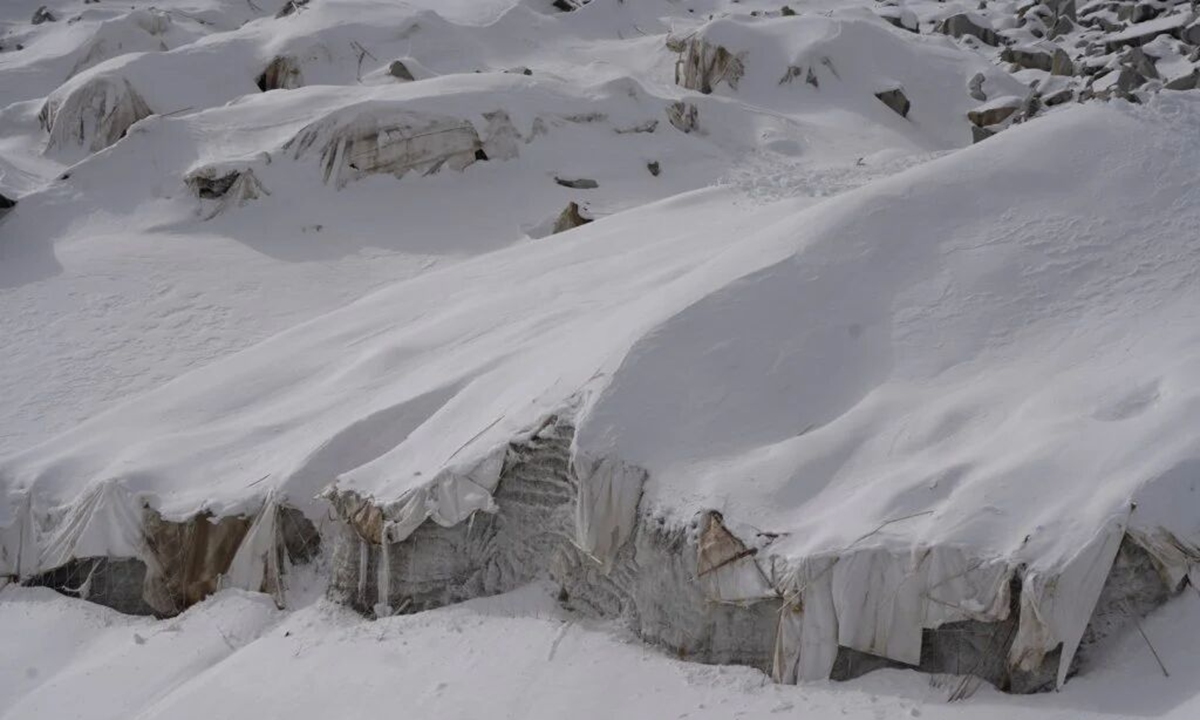La « couverture » non polluée d'une équipe de recherche chinoise ralentit la fonte du glacier Dagu de plus de 80 % et aide la glace à gagner 10 cm de hauteur