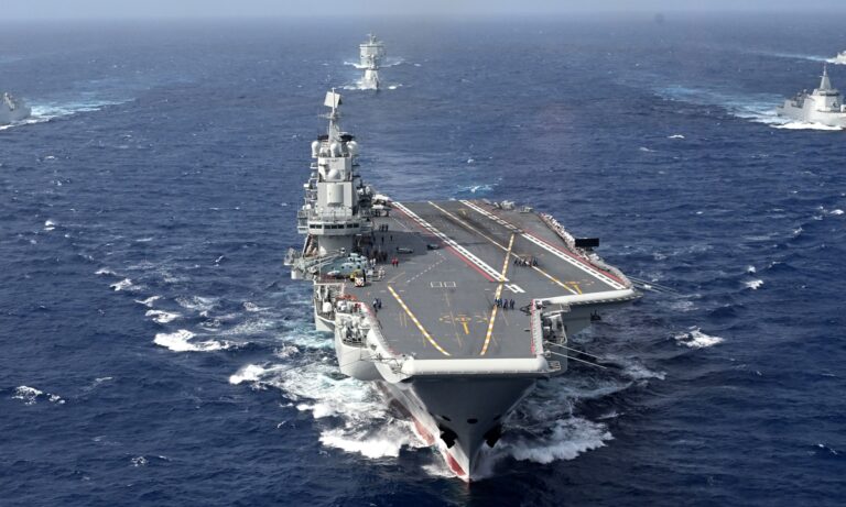 La marine chinoise de l'APL envoie un groupe de transporteurs du Liaoning dans le Pacifique occidental pour s'entraîner ; ce mouvement montre un déplacement vers une « lame de mer lointaine »