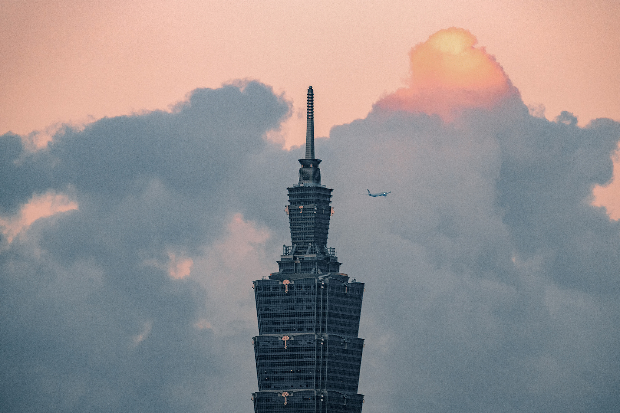Un avion de China Eastern Airlines survole Taipei 101 à Taipei, dans la région de Taiwan, en Chine, le 17 octobre 2019. /CFP