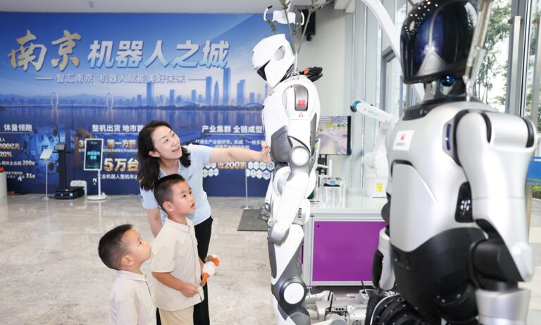 Le boom des magasins de robots en Chine rapproche les robots des consommateurs alors que l'industrie accélère leur commercialisation (experts)