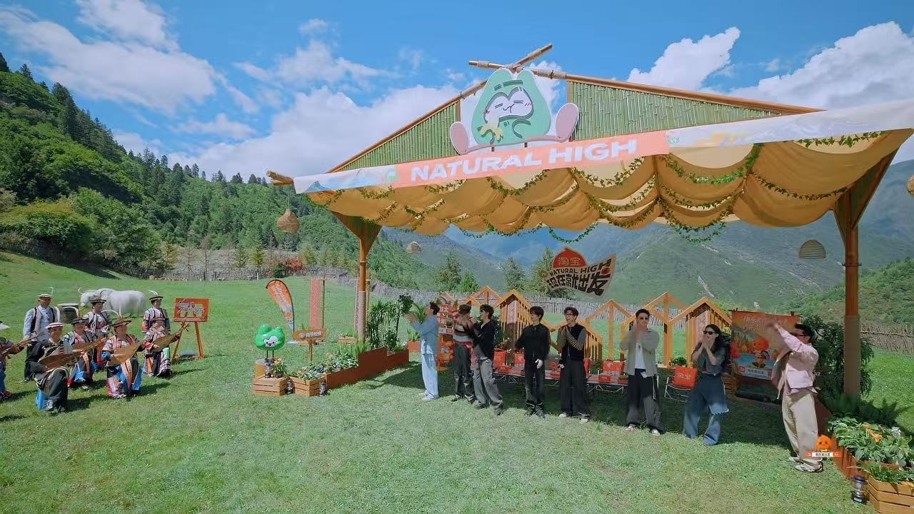 Les invités se joignent aux artistes locaux de pipa pour enregistrer le nouveau spectacle de variétés