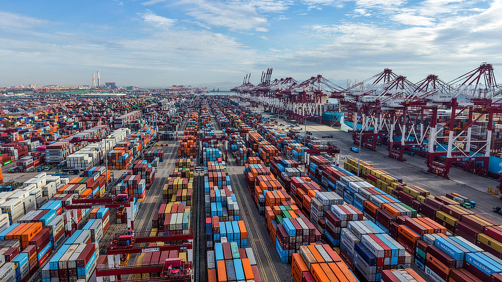 Conteneurs empilés au port de Qianwan du Shandong Port Group, Qingdao, province du Shandong, Chine, le 19 octobre 2026. /VCG