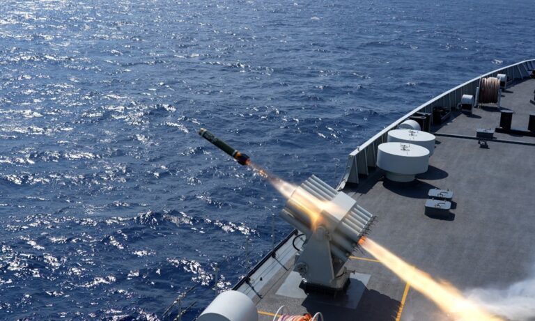 Quatre des navires de débarquement amphibies de type 071 de la marine de l'APL effectuent un rare exercice de tir réel : rapport des médias d'État
