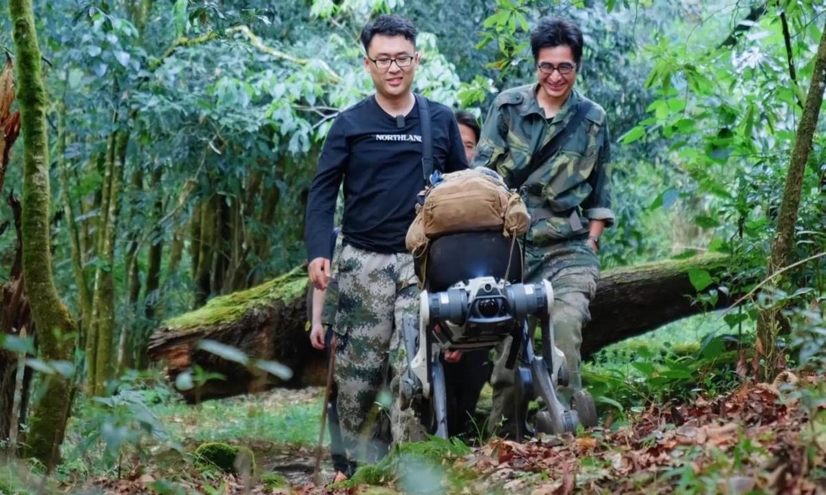 Un chien robot IA rejoint une expédition scientifique dans les monts Ailao, dans le sud-ouest de la Chine, la première du genre