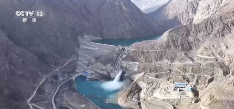 Un important projet de conservation de l'eau démarre la production d'électricité dans le Xinjiang en Chine