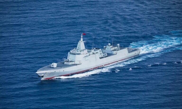 Un navire de guerre étranger perd de la puissance alors qu'il suit le destroyer Type 055 de la PLA Navy, dévoile un membre d'équipage chinois