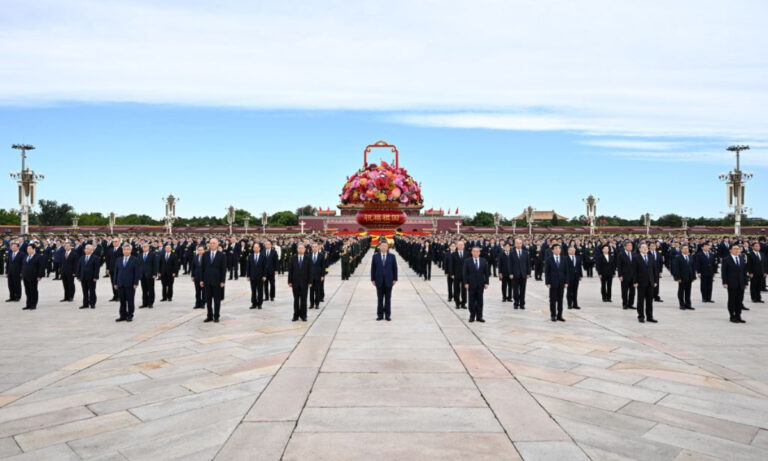Xi rend hommage aux héros nationaux à l'occasion de la Journée des martyrs